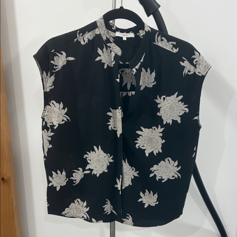 Vince Chrysanthemum Black and Cream 100% Silk Blouse. Size Small.